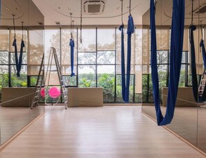 A room with a wooden floor, large windows, and blue curtains. - Уютная современная квартира возле метро и ТЦ Аренда от 10 дней (Krung Thep Maha Nakhon)