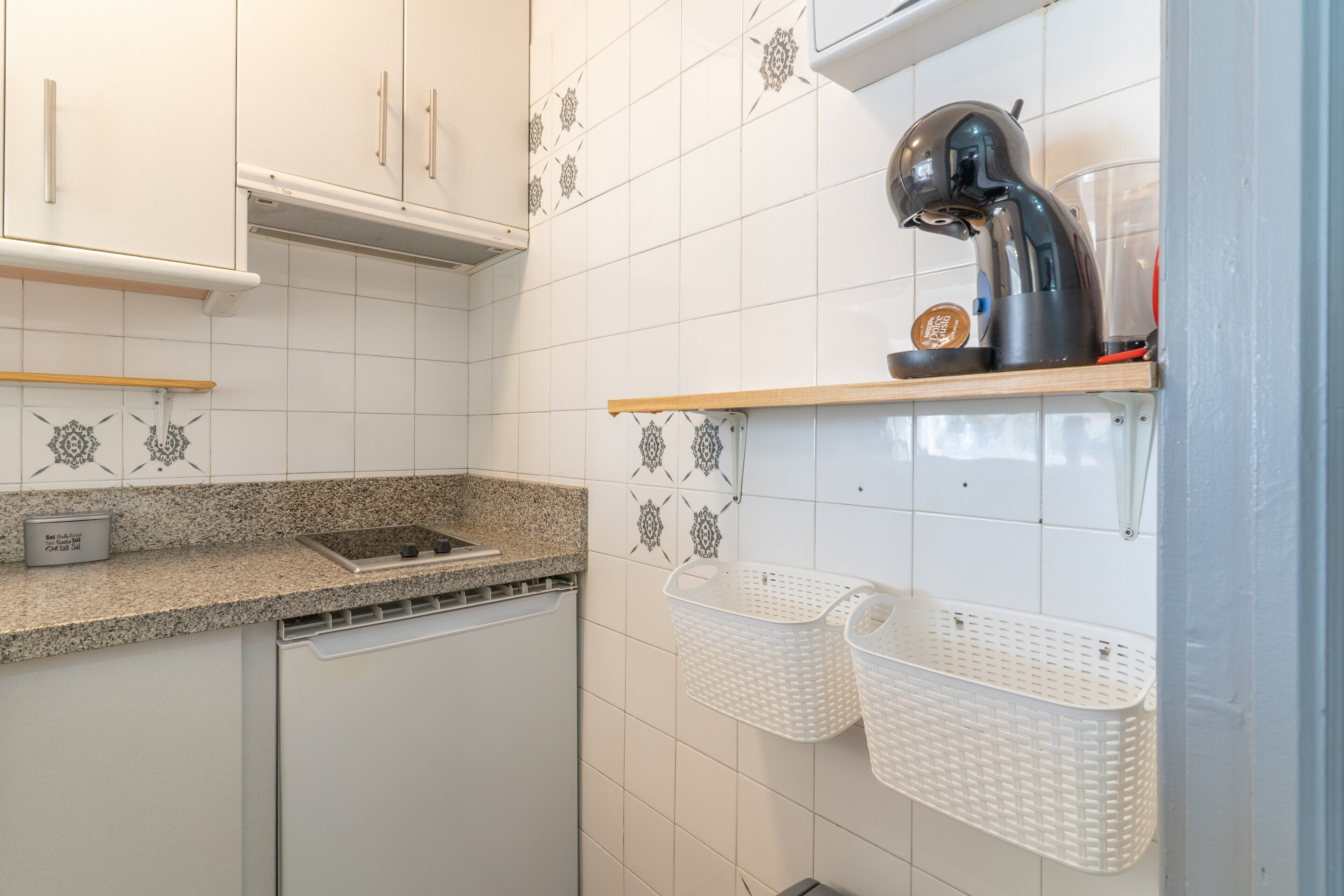 Frigorífico, placa de cocina, cafetera o tetera y hervidor eléctrico