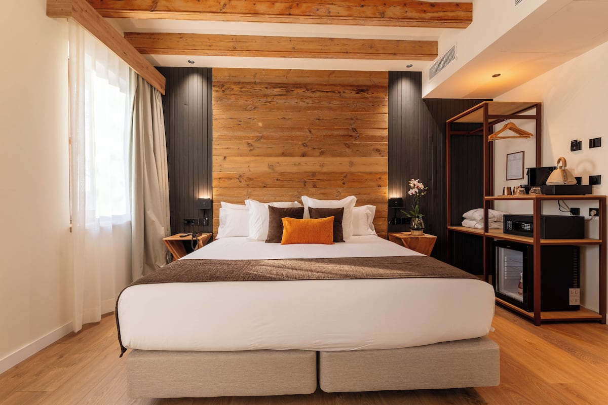 Junior Suite, Pool View | Peti besi dalam bilik, langsir/tirai gelap terus, kalis bunyi 