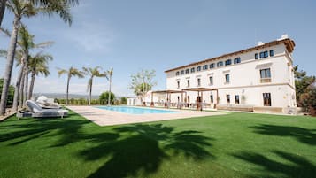 Alberca al aire libre, acceso de 08:00 a 00:00, y camastros
