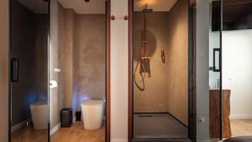 Suite junior, vista a la alberca | Baño | Regadera, secadora de cabello, pantuflas, toallas