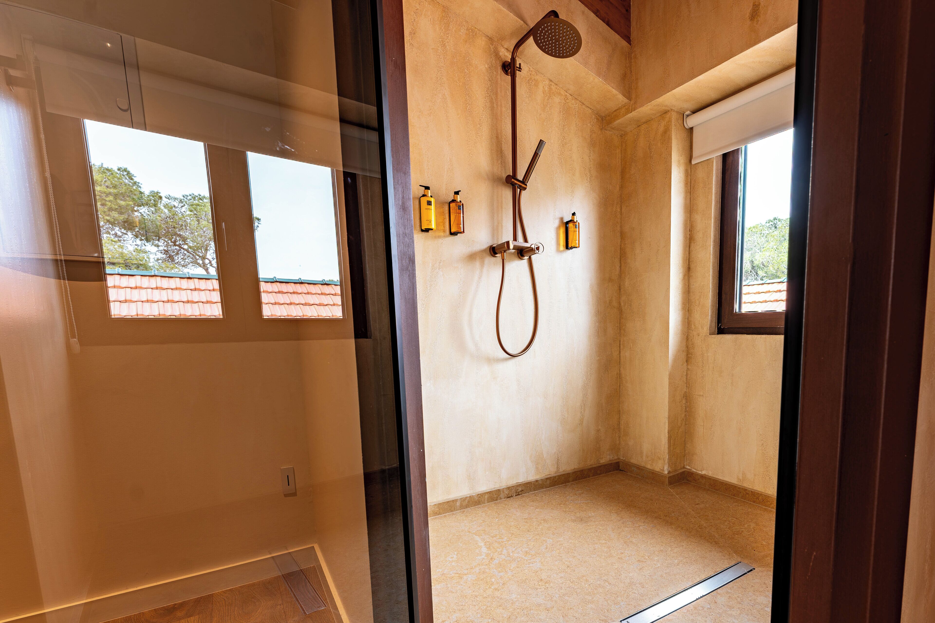 Deluxe Suite | Bathroom | Shower, hair dryer, slippers, towels