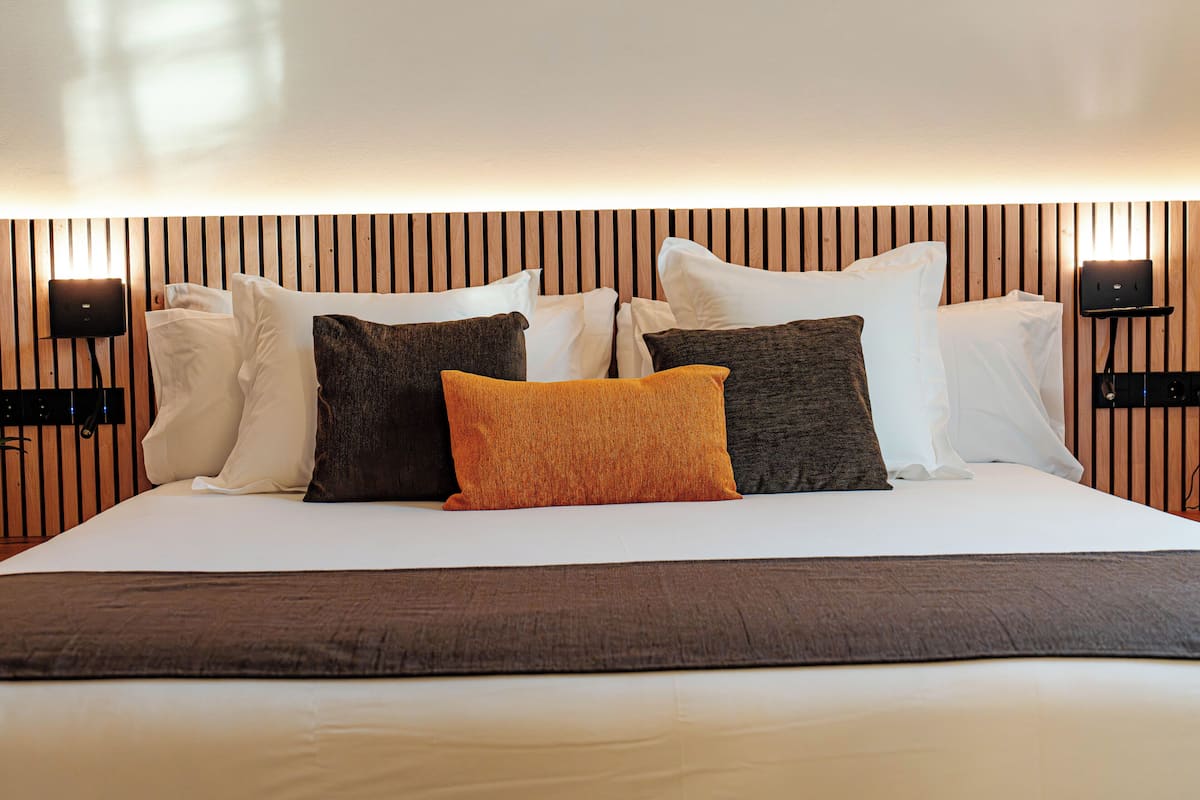 Comfort Double or Twin Room, Pool View | Peti besi dalam bilik, langsir/tirai gelap terus, kalis bunyi 