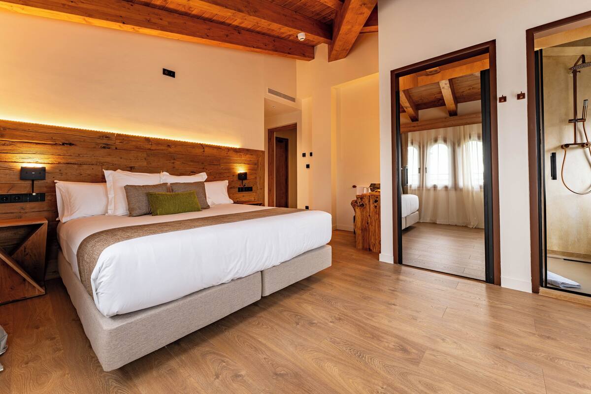 Phòng Suite Deluxe, quang cảnh vườn nho | Két bảo mật tại phòng, màn/rèm cản sáng, phòng cách âm
