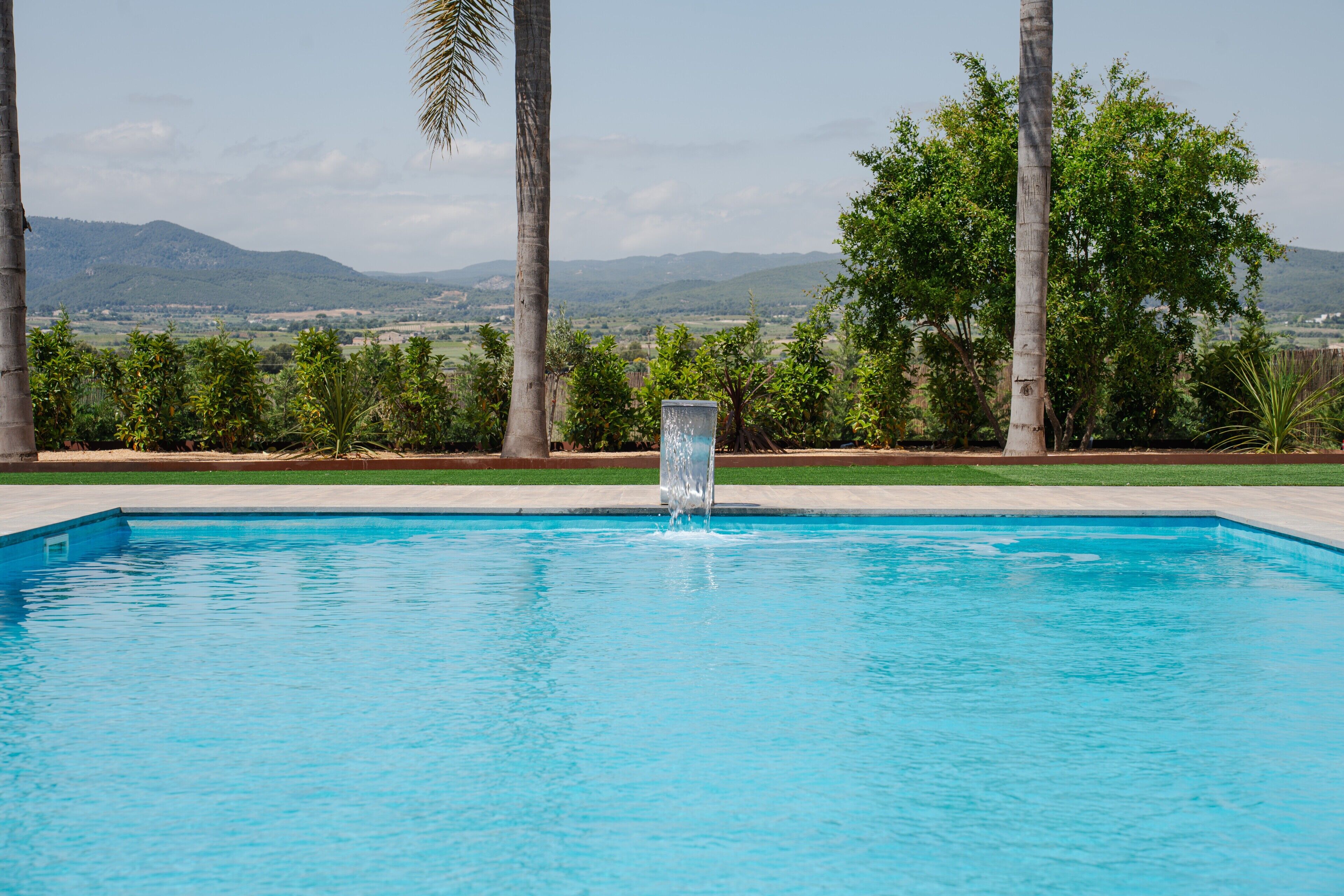 Una piscina al aire libre (de 08:00 a 00:00), tumbonas