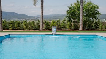 Una piscina al aire libre (de 08:00 a 00:00), tumbonas