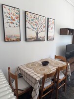 Huoneisto, parveke, kaupunkinäköala | Ruokailu