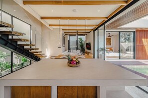 Luksus-villa - udsigt til pool | Spiseområde