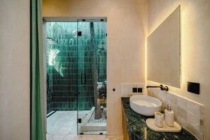 Luksus-villa - udsigt til pool | Badeværelse | Håndklæder, Sæbe, Shampoo, Toiletpapir
