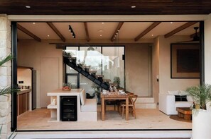 Ein modernes Interieur mit Essbereich, Küche und Treppe.