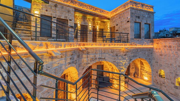 Un edificio de piedra con varios arcos y una escalera.