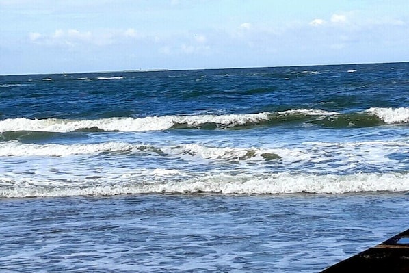 A view of the ocean with waves. - Holiday apartment with 2 bedrooms (Borkum, Deutschland)