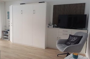 Smart TV, books - Holiday apartment with 2 bedrooms (Borkum, Deutschland)