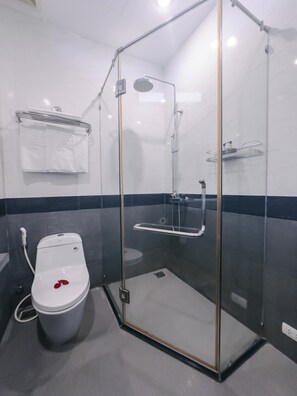 Apartamento, 1 habitación | Baño | Artículos de higiene personal gratuitos, secador de pelo y toallas