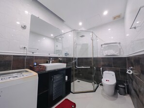 Lejlighed - 2 soveværelser | Badeværelse | Gratis toiletartikler, hårtørrer, håndklæder, Sæbe