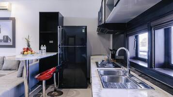 Apartment, 1 Bedroom | Private kitchen | Fridge, microwave, stovetop, cookware/dishes/utensils