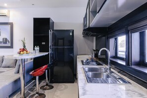 Apartamento, 1 habitación | Cocina privada | Frigorífico, microondas, placa de cocina y utensilios de cocina