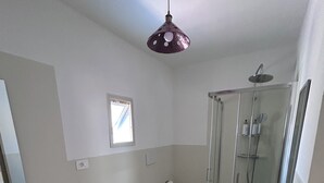 Une salle de bain avec un lavabo, des toilettes et une douche.
