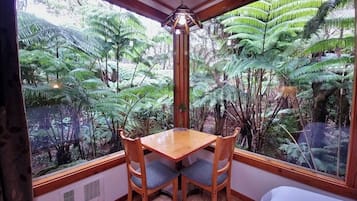 Cabaña Confort, vista al jardín | Área de sala de estar