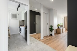 Un apartamento moderno con cocina, sala de estar y comedor.