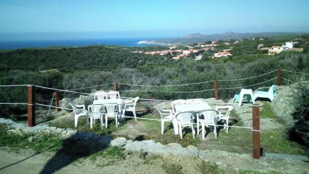 Outdoor dining - Villetta Mannucciu – 1-Bedroom Apartment with Ocean View in Rena Majore (Rena Majore)