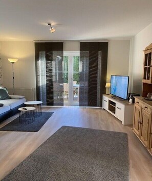 Smart-TV, DVD-Player, Stereoanlage