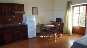 Dining - Villetta Mannucciu – Studio Apartment with a Fireplace and Ocean View in Rena Majore (Rena Majore)