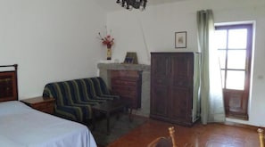 1 bedroom, bed sheets - Villetta Mannucciu – Studio Apartment with a Fireplace and Ocean View in Rena Majore (Rena Majore)
