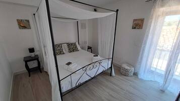 Iron/ironing board, travel crib, WiFi, bed sheets