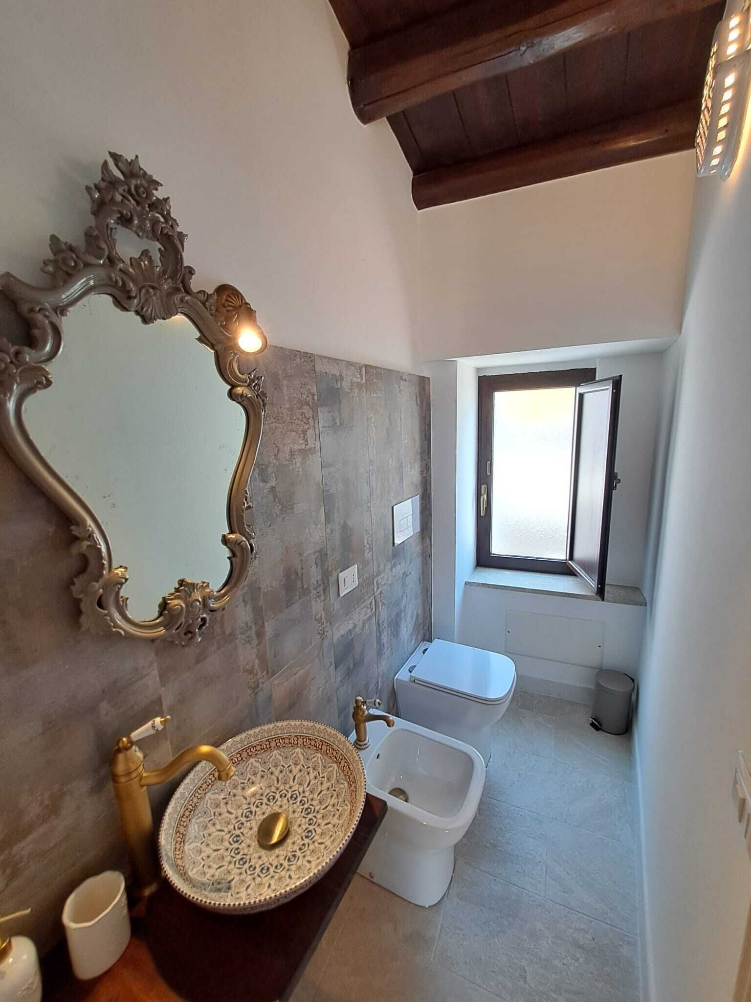 Ducha, bañera de hidromasaje, secador de pelo y bidé
