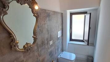 Ducha, bañera de hidromasaje, secador de pelo y bidé