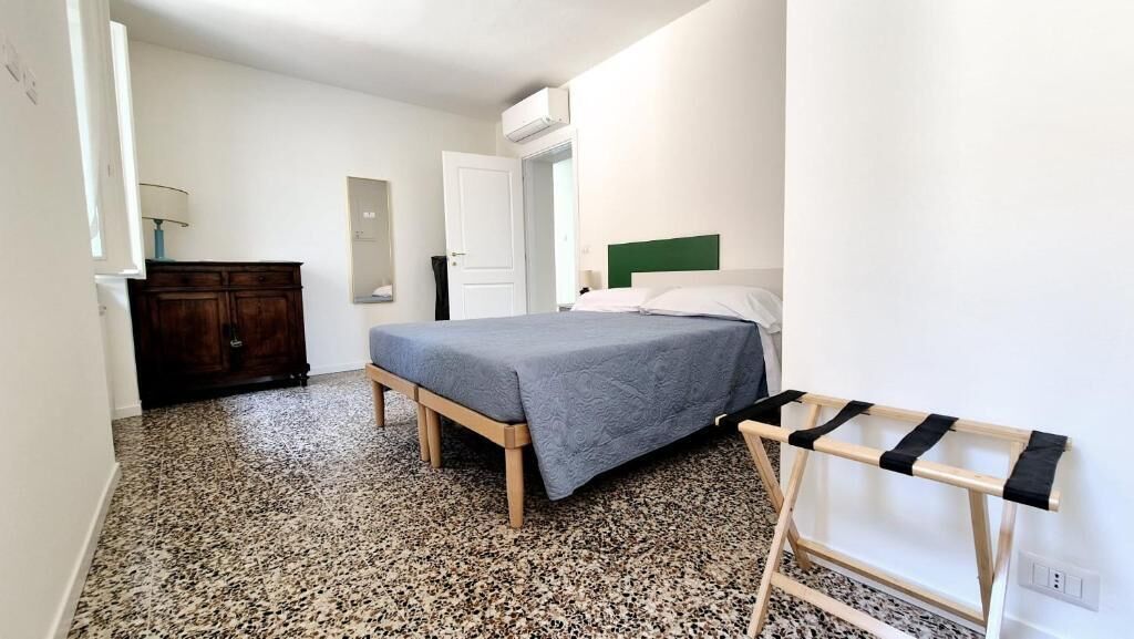 Casa conforto, 2 quartos, sacada, vista para a cidade | Quartos à prova de som, ferros/tábuas de passar roupa, Wi-Fi de cortesia