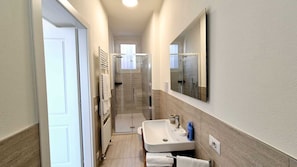 Casa conforto, 2 quartos, sacada, vista para a cidade | Banheiro