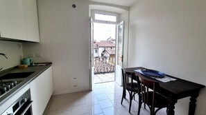 Eine Küche mit Essbereich, einem Fenster und Blick auf Gebäude.