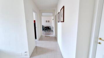 Comfort House, 2 Bedrooms, Balcony, City View | Interior