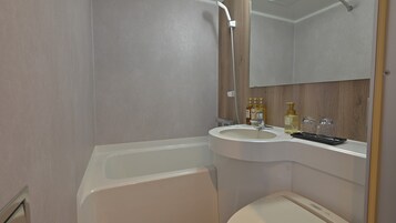 Bañera con ducha, secador de pelo, pantuflas