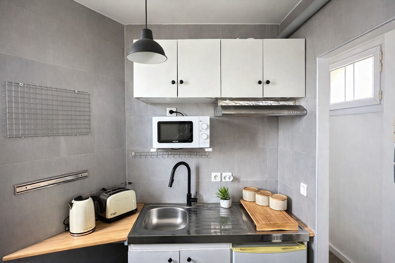 Apartment | Private kitchen | Fridge, microwave, oven, stovetop