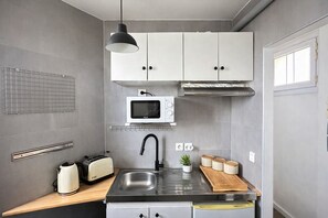 Apartamento | Cocina privada | Frigorífico, microondas, horno y placa de cocina