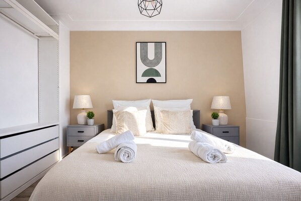 Apartment | Iron/ironing board, free WiFi - Luxueux 2 pièces près du Parc Monceau (Paris)