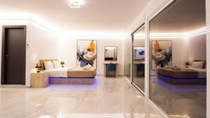 Ein modernes Schlafzimmer mit einem Bett, Nachttischen, einem Schreibtisch und einem großen Spiegel.