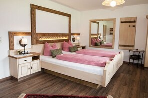 Ein Schlafzimmer mit einem Bett, Nachttischen, einem Spiegel und einem kleinen Tisch.