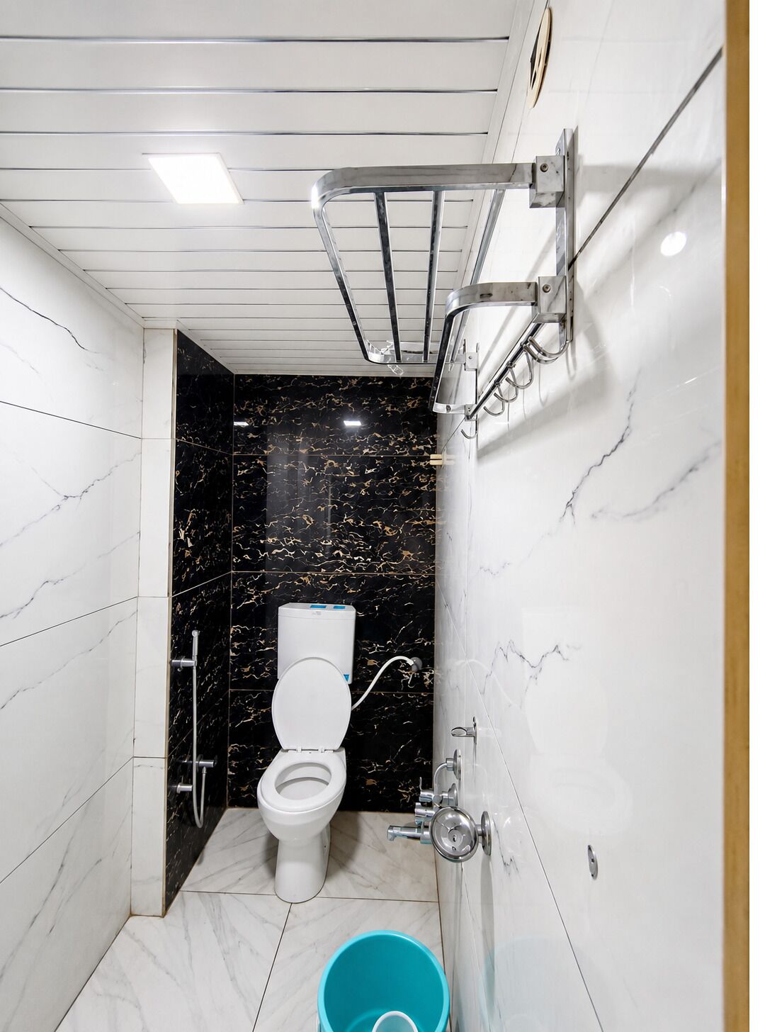 Habitación familiar, vista a la ciudad | Baño | Regadera, amenidades de baño gratuitas, secadora de cabello, toallas 