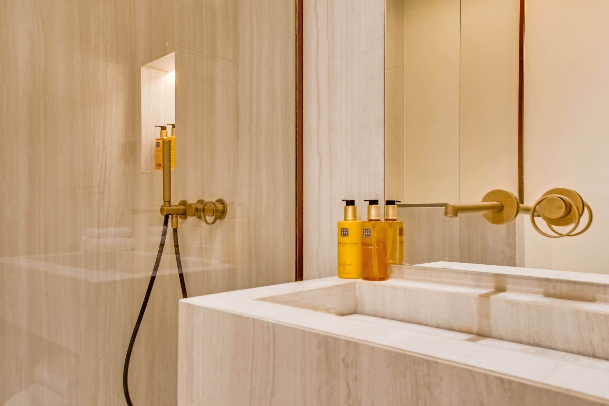 Ducha, secador de pelo, toallas y champú