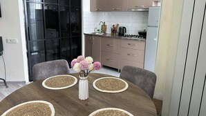 Una cocina moderna con comedor.