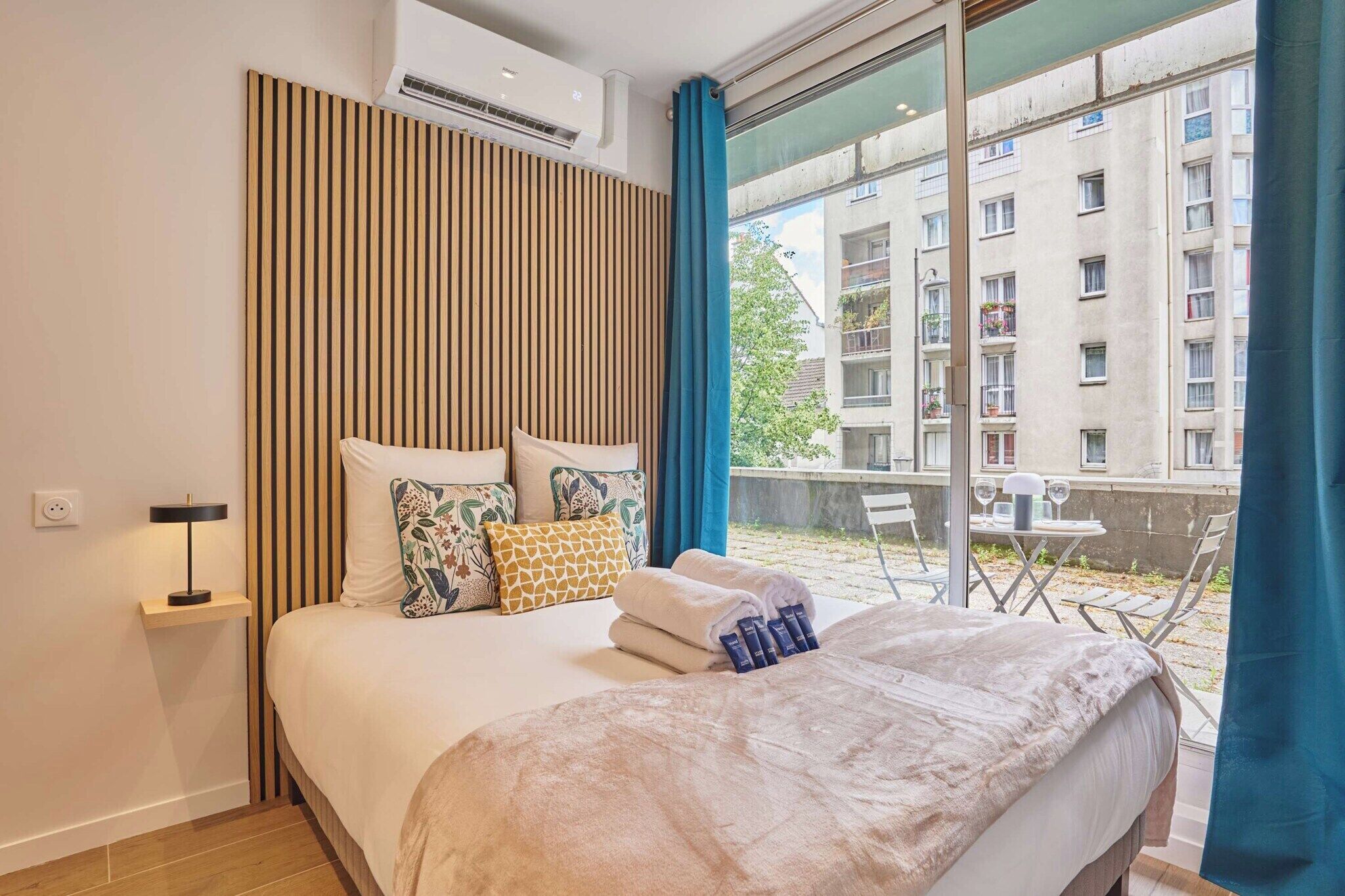 Iron/ironing board, bed sheets