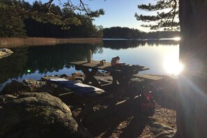 A wooden dock extending into a calm lake, surrounded by trees and rocks. - Holiday apartment with 3 bedrooms (Karlsborg)
