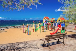 Zona de juegos infantil al aire libre