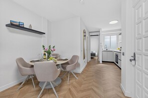 Executive Suite, Courtyard View, Ground Floor | In-room dining - Coast Suites (Alcalá)