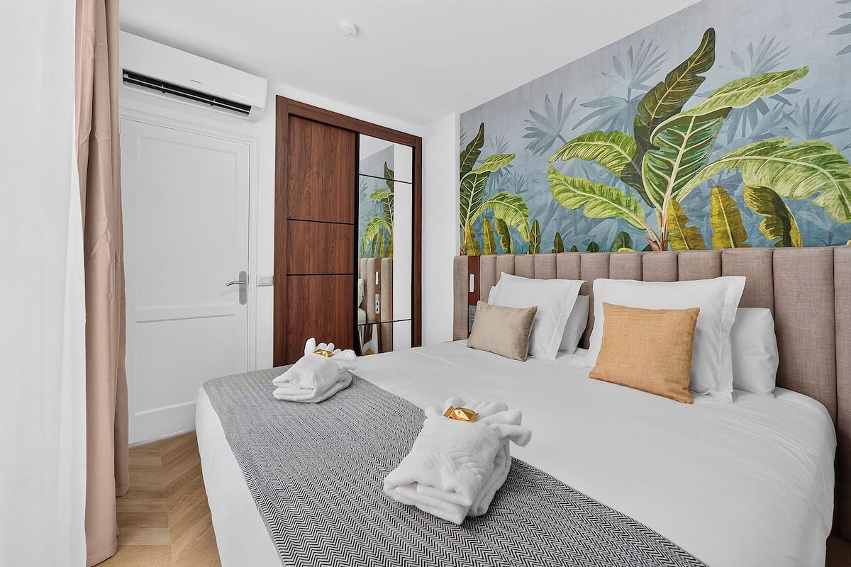 Suite ejecutiva, vista al patio, planta baja | Espacio para trabajar con laptop y cortinas blackout