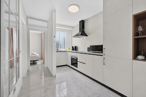 Suite Premium, balcón, vistas al mar | Cocina privada | Frigorífico grande, microondas, horno y placa de cocina